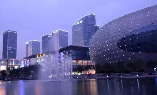 探索现代科技：壮丽景观电脑城图片，品味繁华都市中的数码风景。